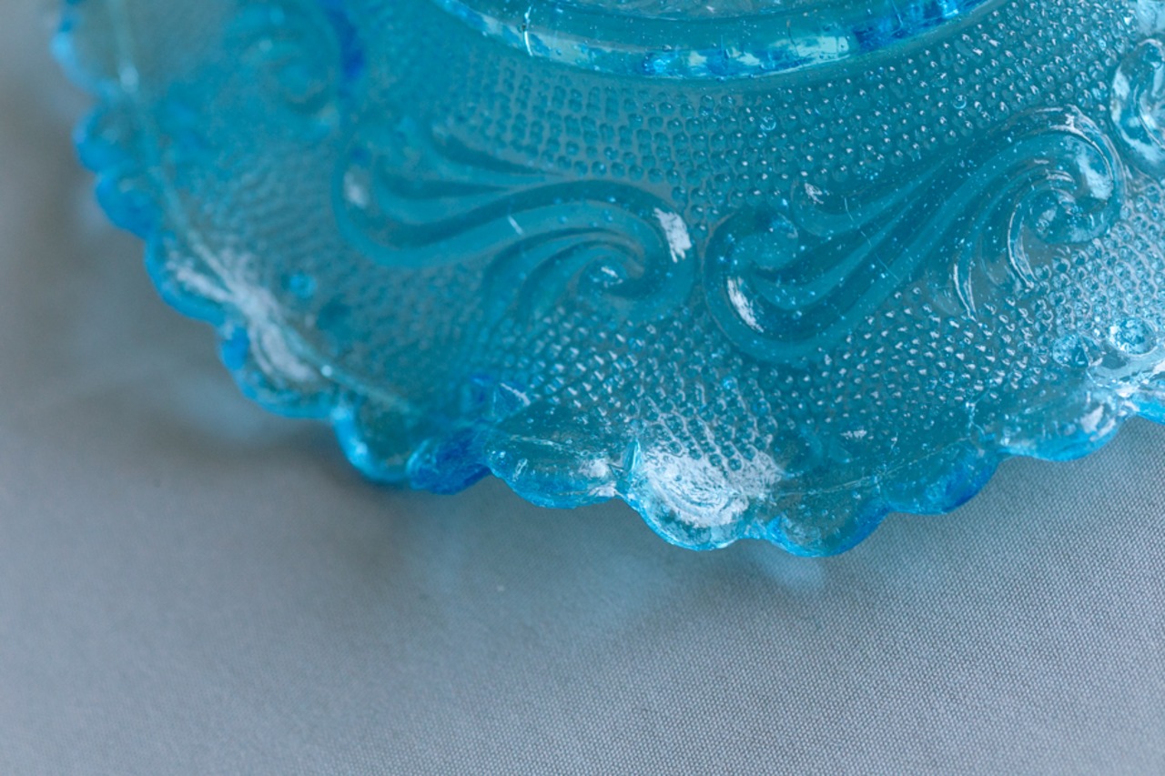 ブルーのひらひらプレスガラス皿｜12.5cm
