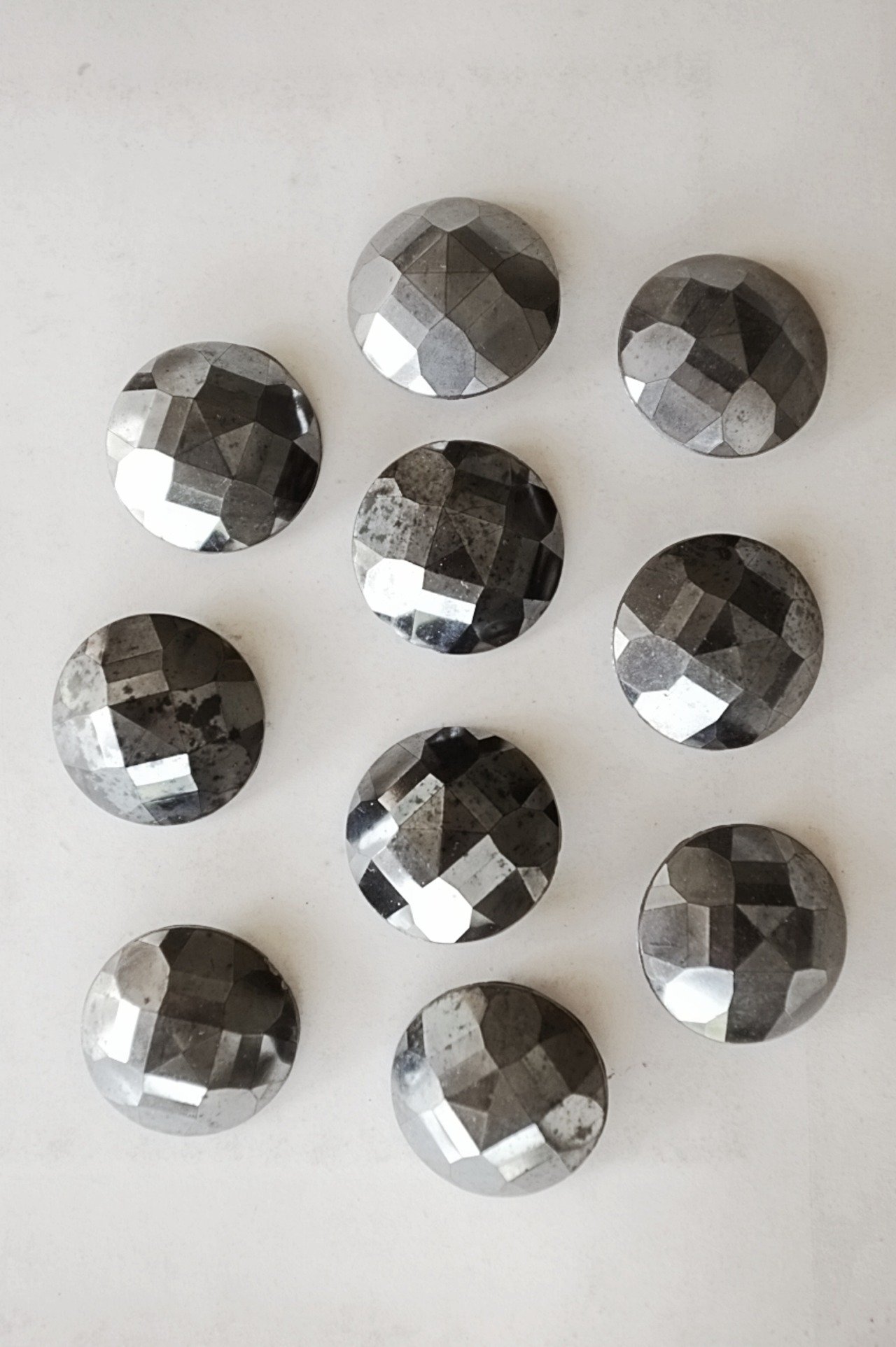 フランス 19世紀 4c 物言わぬ灰黒色の月と黒ガラスボタン ブローチ アンティーク