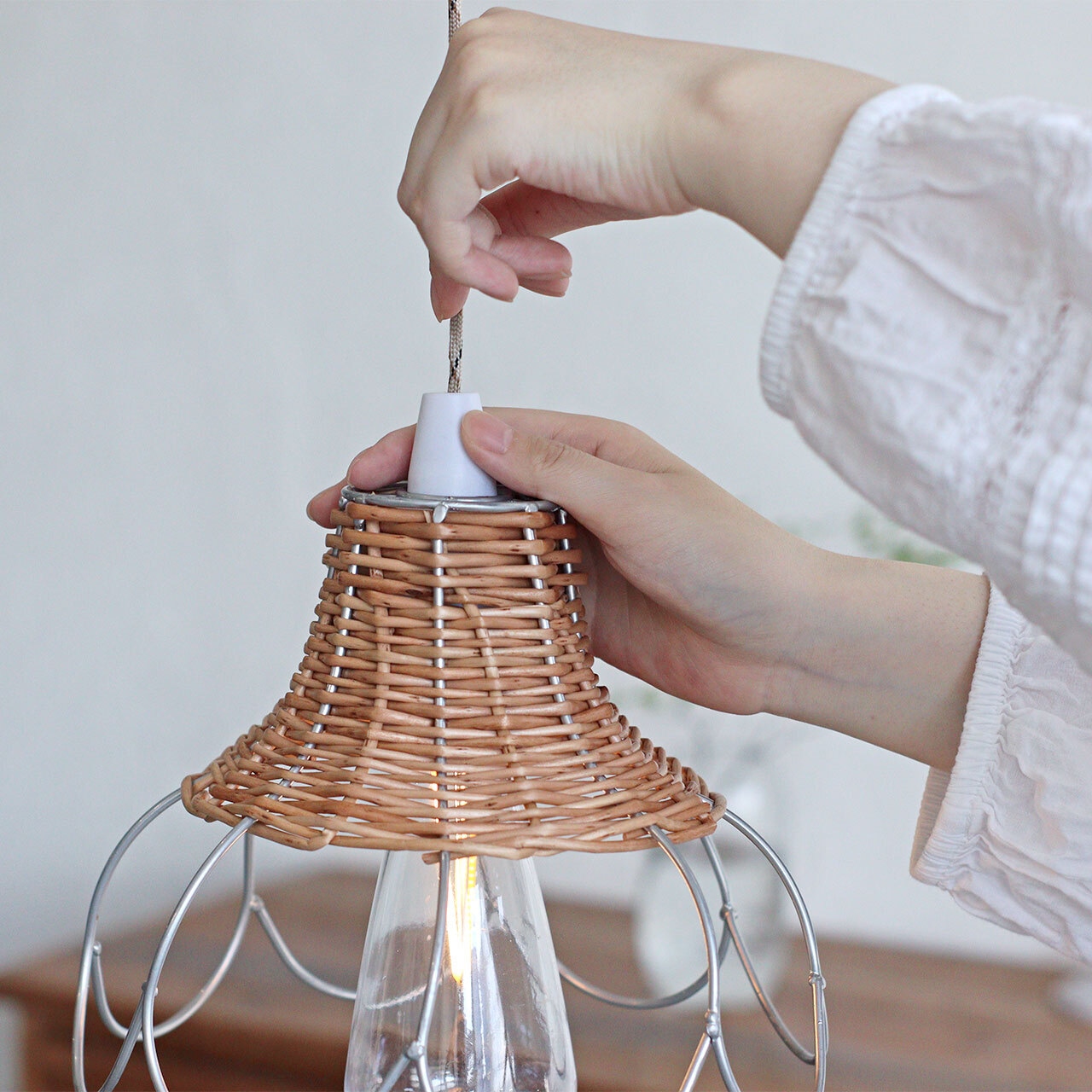 Flower shade hanging lamp