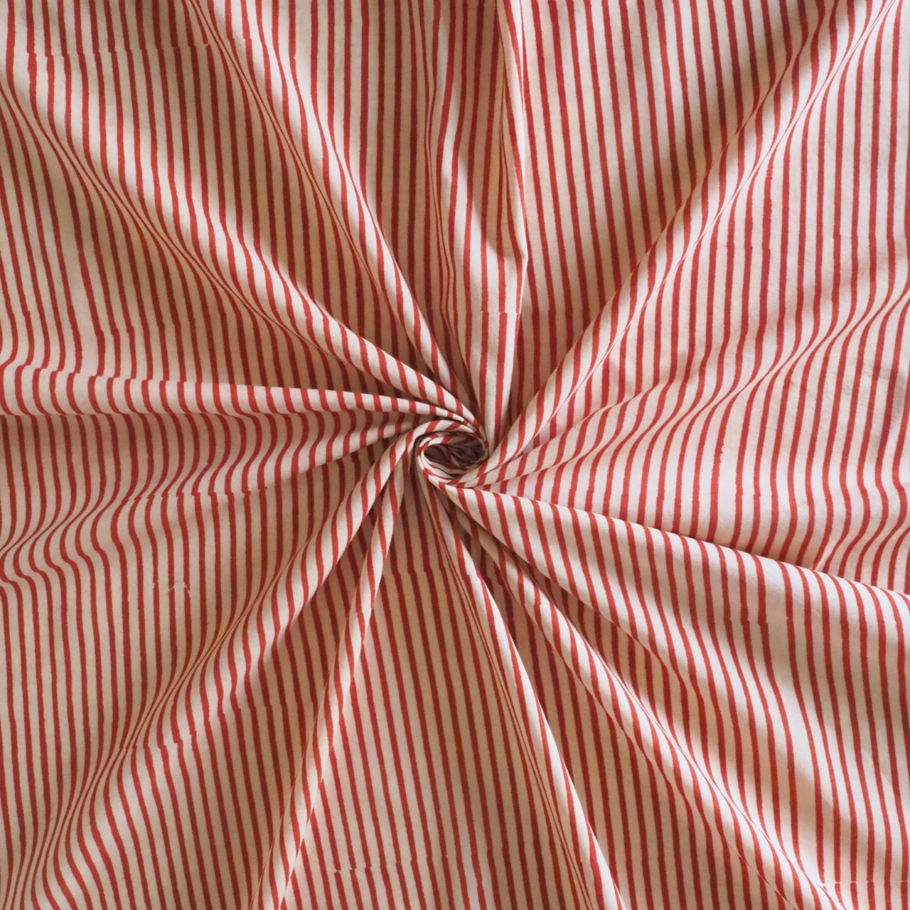 ブロックプリント生地【50cm単位】インド綿  ストライプ柄(細) 生成り×赤 #52410-RD1