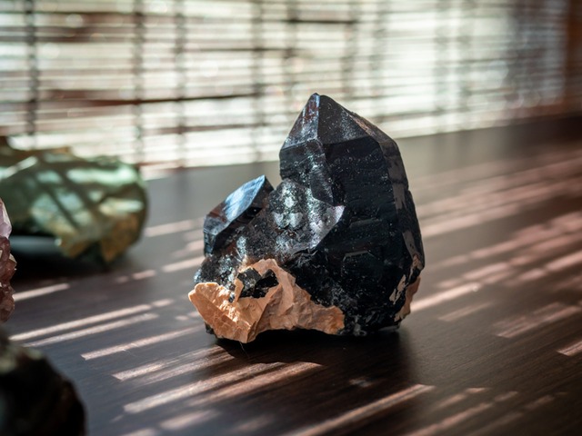 チベット産 漆黒のモリオン水晶【原石】O300-148