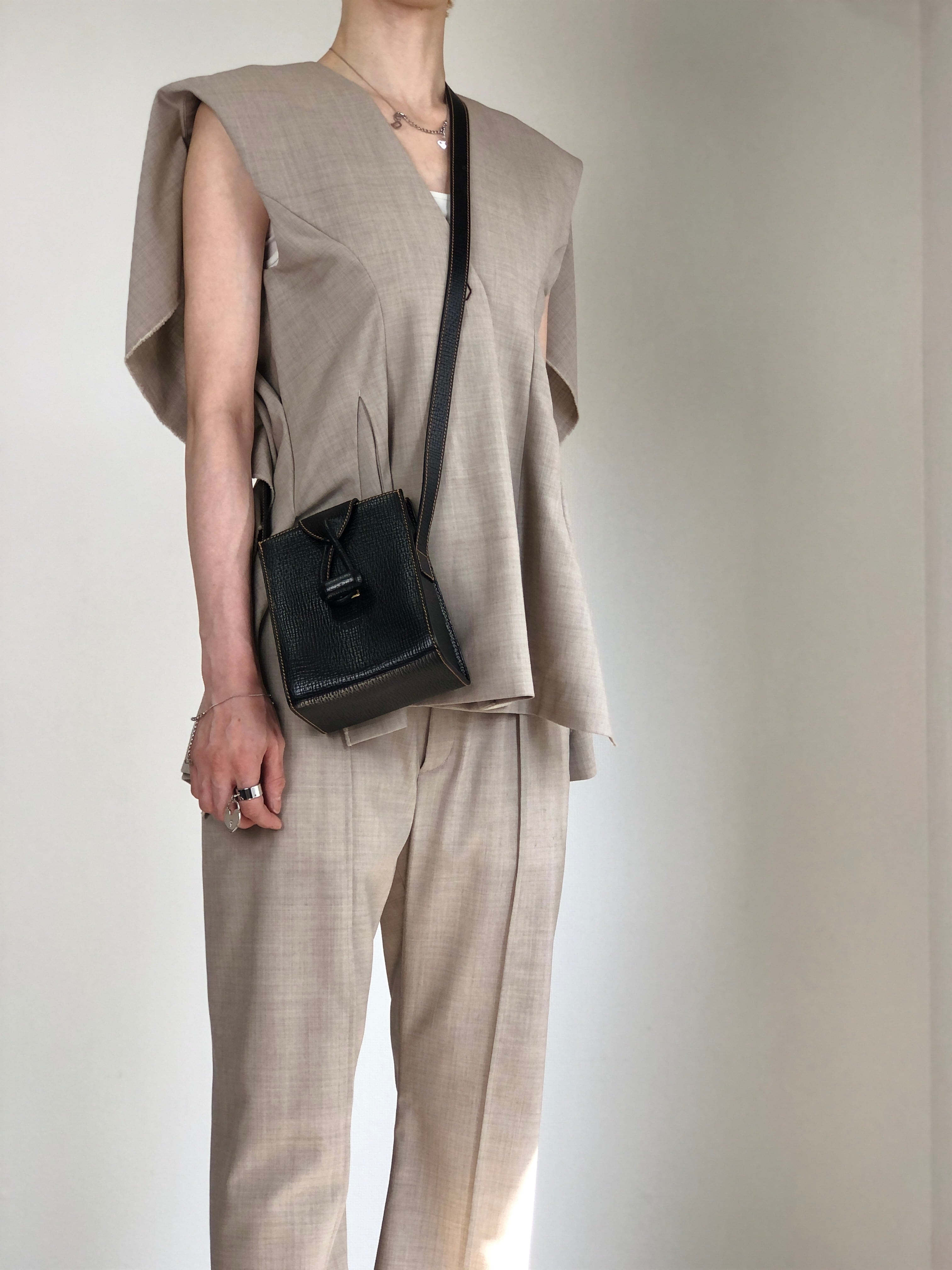 LOEWE ロエベ ショルダーバッグ ブラック ロゴ レザー ターンロック
