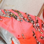 社交ダンス 衣装 スタンダードドレス ドレス ワンピース フリル ファー プリーツ デモ 競技 パーティ 発表会 ボリューム 蛍光 ピンク系 オレンジ系 フロート デザイン おしゃれ 目立つ 大人 ドレスアップ 舞台衣装 競技着 豪華