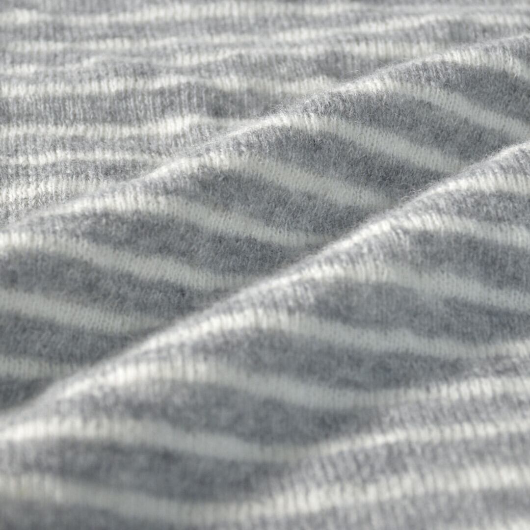 prit プリット ウール綿接結ボーダー タートルネックプルオーバー ・グレイ杢xシロ 暖かくて肌触りの良い生地を使っています。