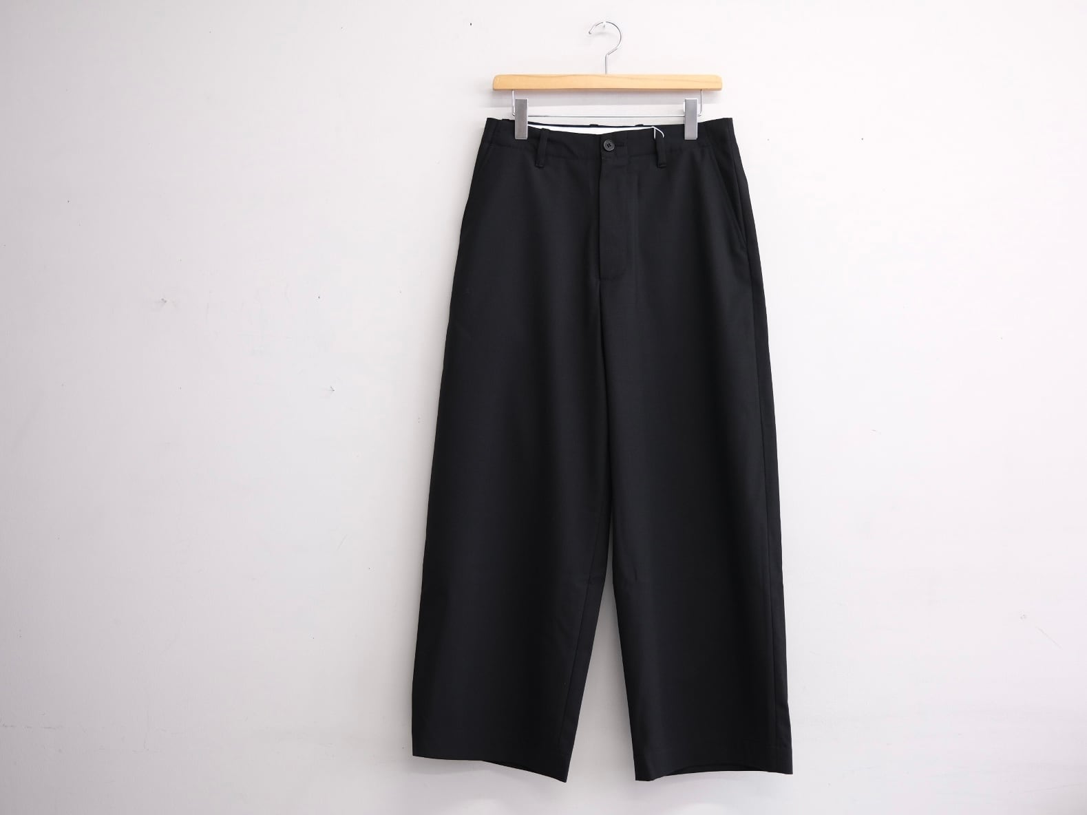 UNIVERSAL PRODUCTS.” SUMMER WOOL WIDE TROUSERS BLACK” | Lapel