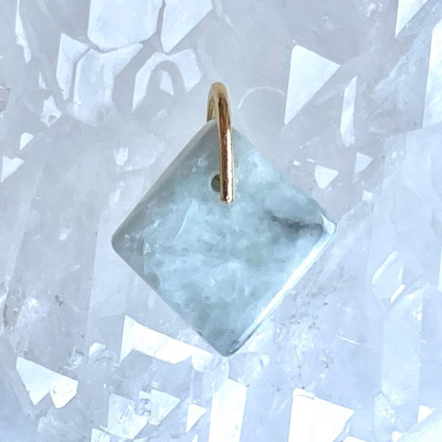 【希少な国産】【糸魚川産】【美石】翡翠　魔除けのペンダント（18金製）　　5701