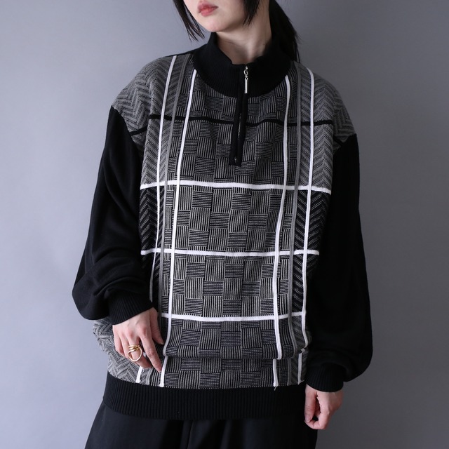 3D line design monotone mode half-zip knit