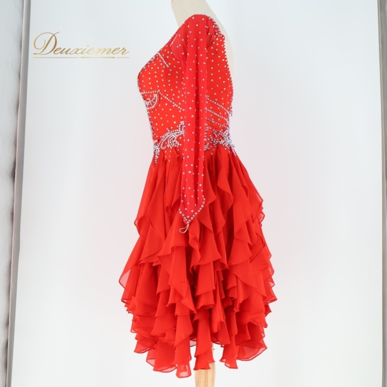 社交ダンス 衣装 ラテン ドレス ワンピース レース デモ 競技 ダンス パーティ 発表会 ストレッチ 赤 ビジュー レッド系 華やか フリル おしゃれ パーティードレス 発表会ドレス 女子ダンス フォーマル衣装 競技用ドレス ステージ衣装 豪華デザイン エレガント ドレスアップ ダンスパフォーマンス