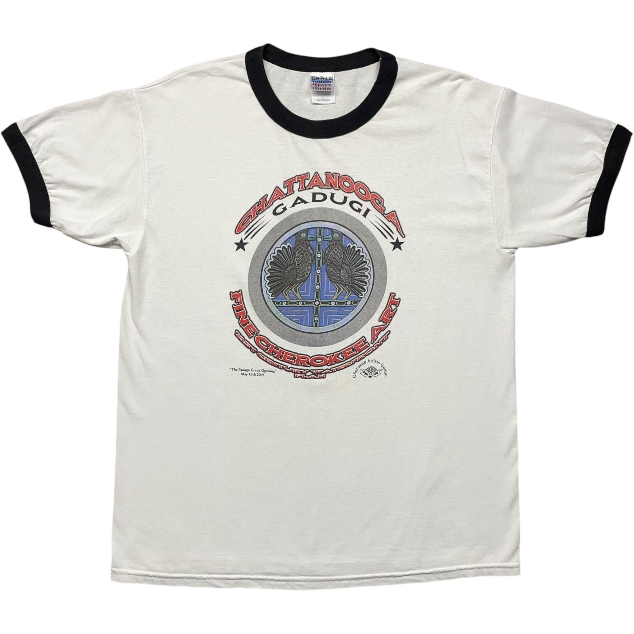 《L》GILDAN ギルダン リンガーTシャツ テネシー州チャタヌーガ チェロキー族 アートワーク フロントプリント no.8408