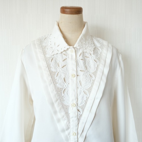 トライアングル レースブラウス