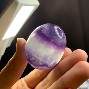 132たまご・可愛い色合いパープルカラーレスフローライト