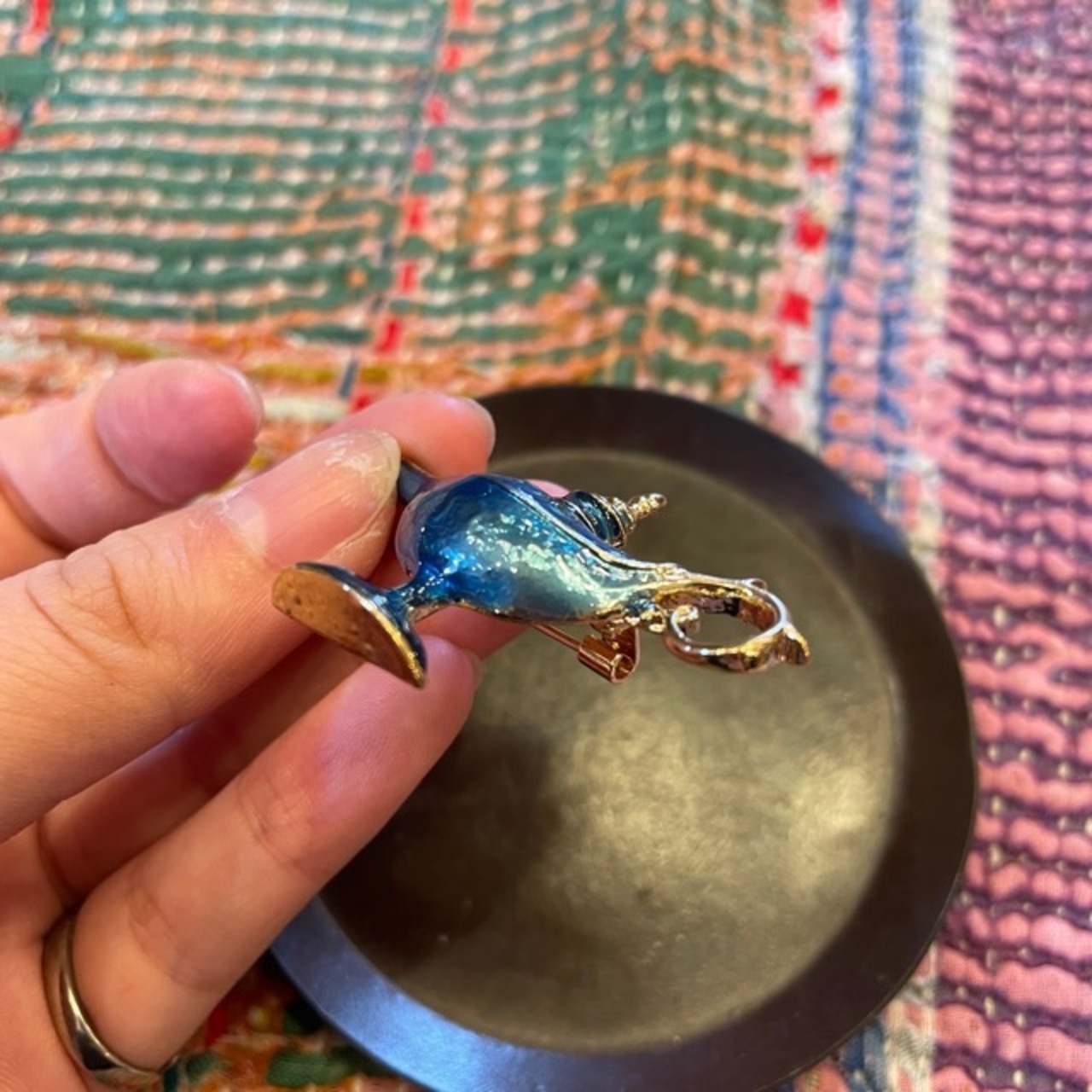 TOPANGA Jewelry Bijou art brooch Magic Lamp Blue / ビジューアートブローチ 魔法のランプ ブルー プレゼント プチギフト ジャケット 帽子 バッグ ニット キラキラ アクセサリー かわいい ファッション小物