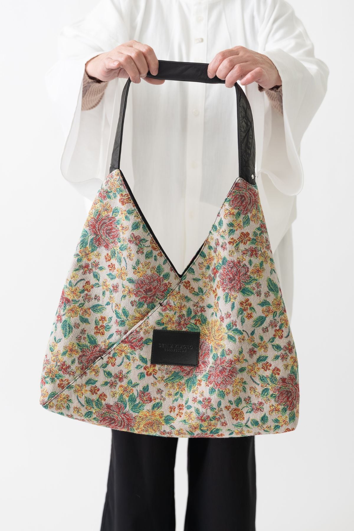 花の彩 ― フラワージャガードデニム「FLOWER AZUMA BAG」【岡山デニム