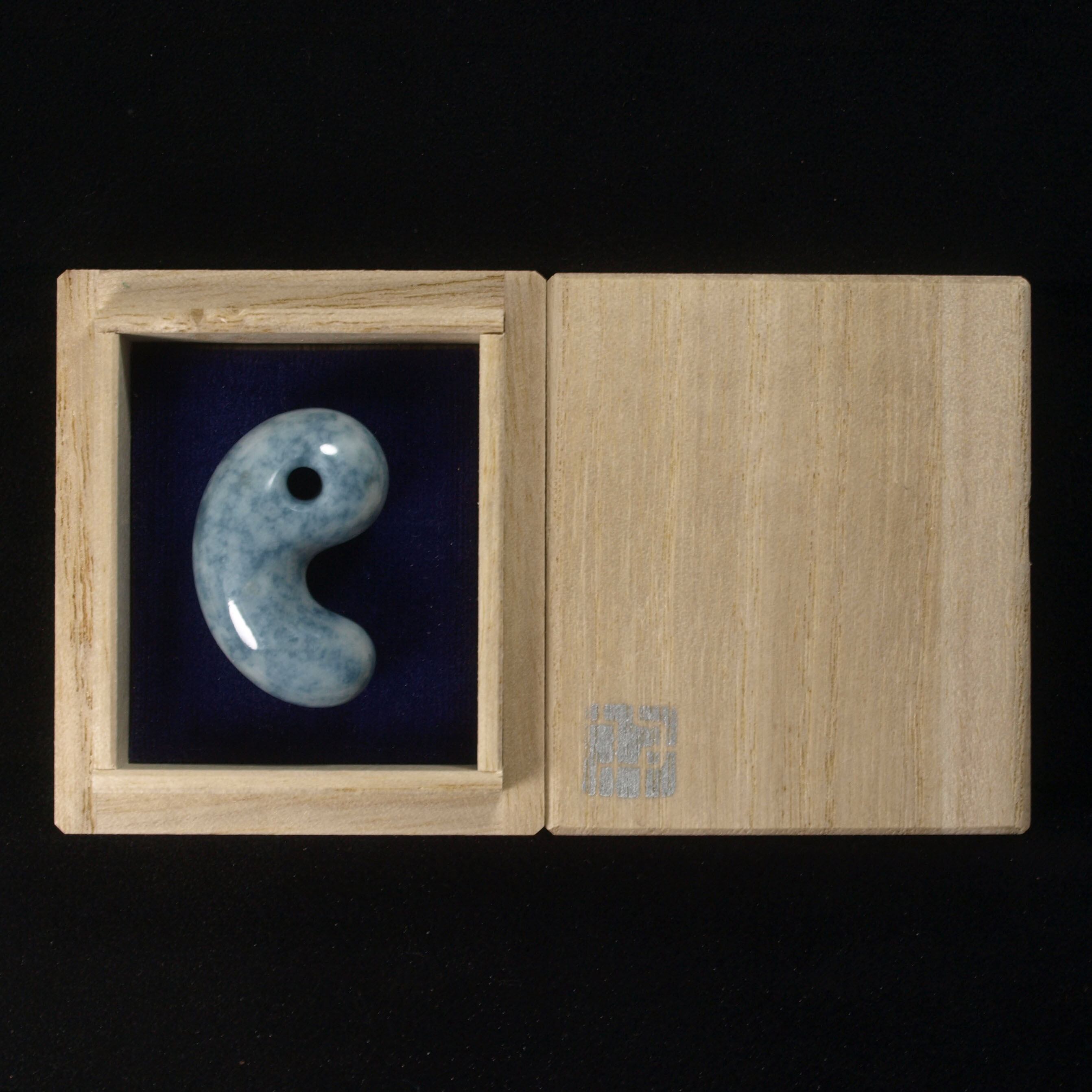 糸魚川翡翠 青翡翠 まがたま 勾玉 13.9g Mottled Blue Jadeite