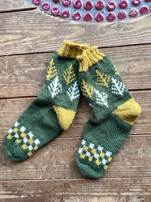 おばあちゃんの手編み靴下：緑の樹々