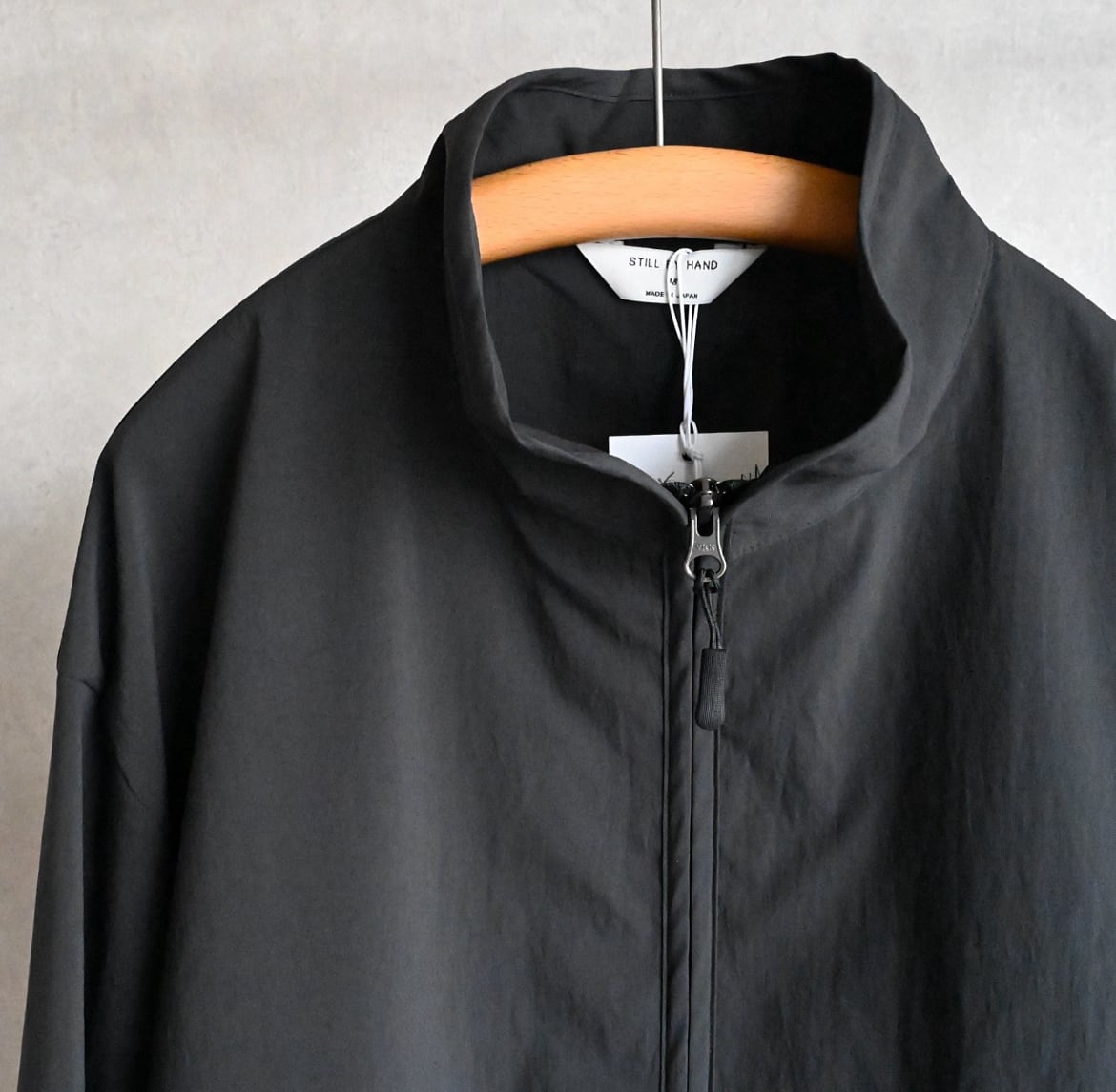 25SS》【STILL BY HAND】HALF ZIP HIGH NECK ANORAK スティル 25SS》【STILL BY HAND】HALF ZIP HIGH NECK ANORAK スティル