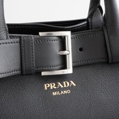 プラダ バックル ラージ レザー ハンドバッグ