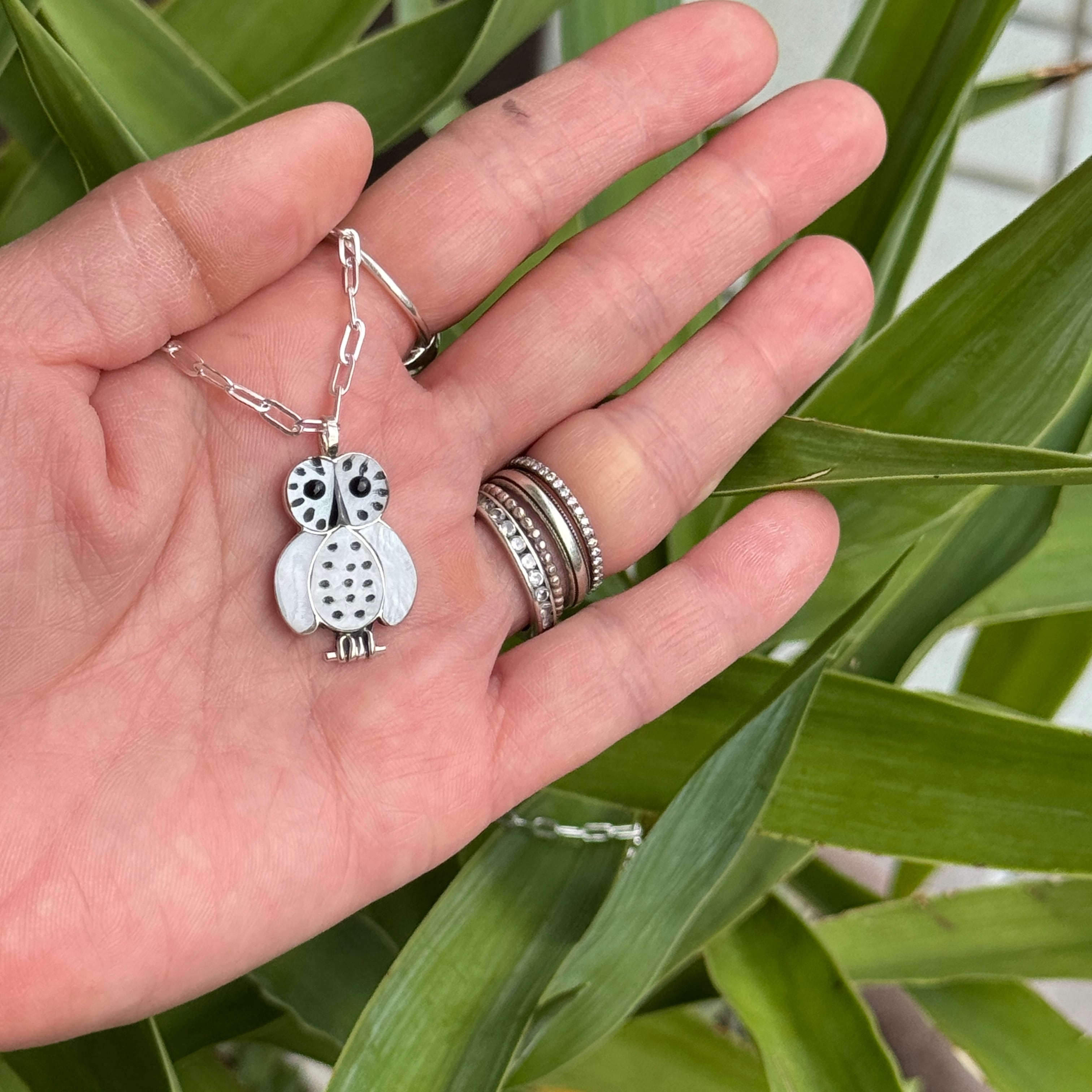 残りわずか】《Indian Jewelry 》ZUNI フクロウ ホワイト シェル