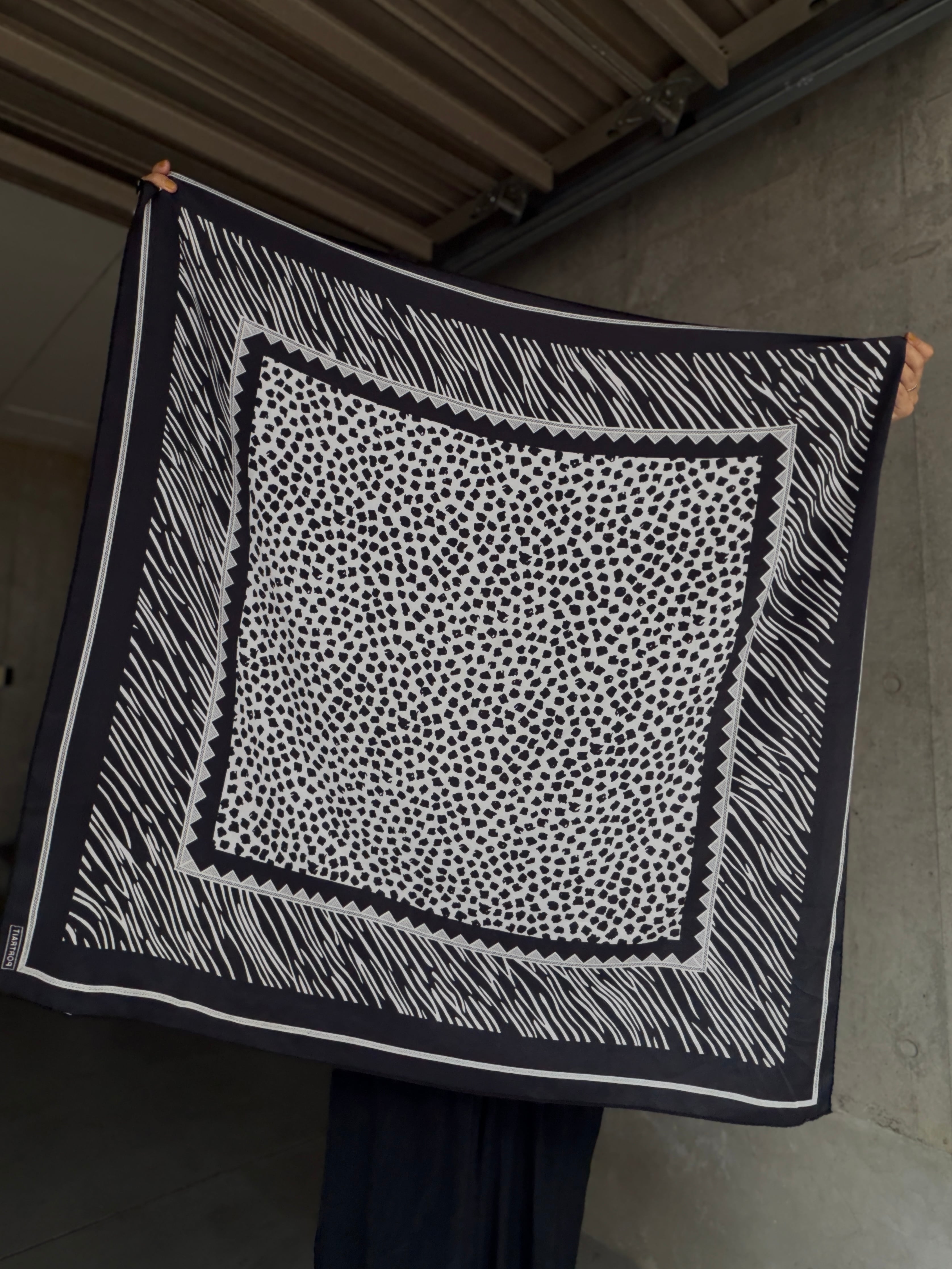 (AC1130)Black and white animal pattern scarf