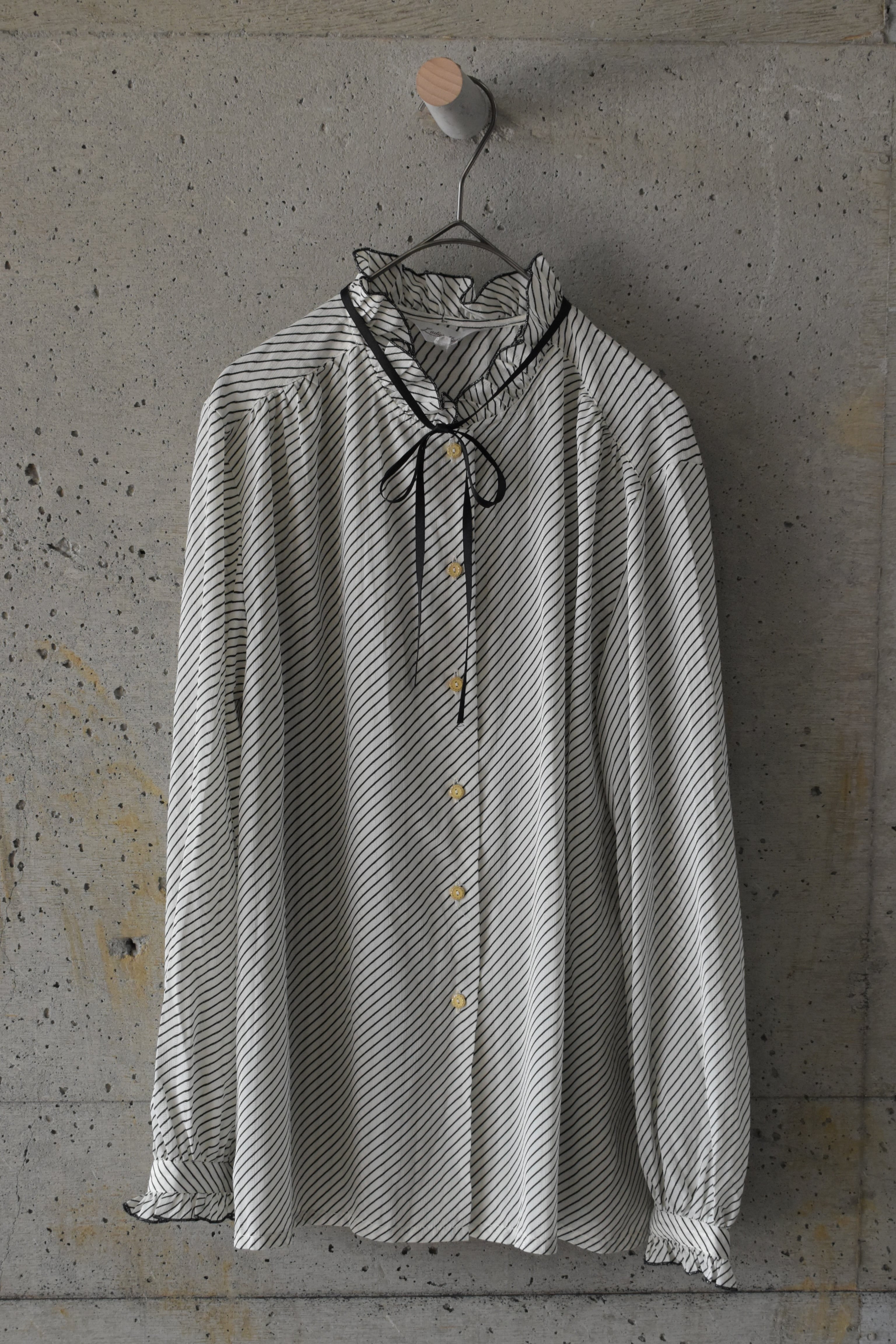 Striped neck ribbon blouse