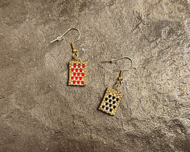 ビーズピアス　リバーシブル　レッド/ブラック