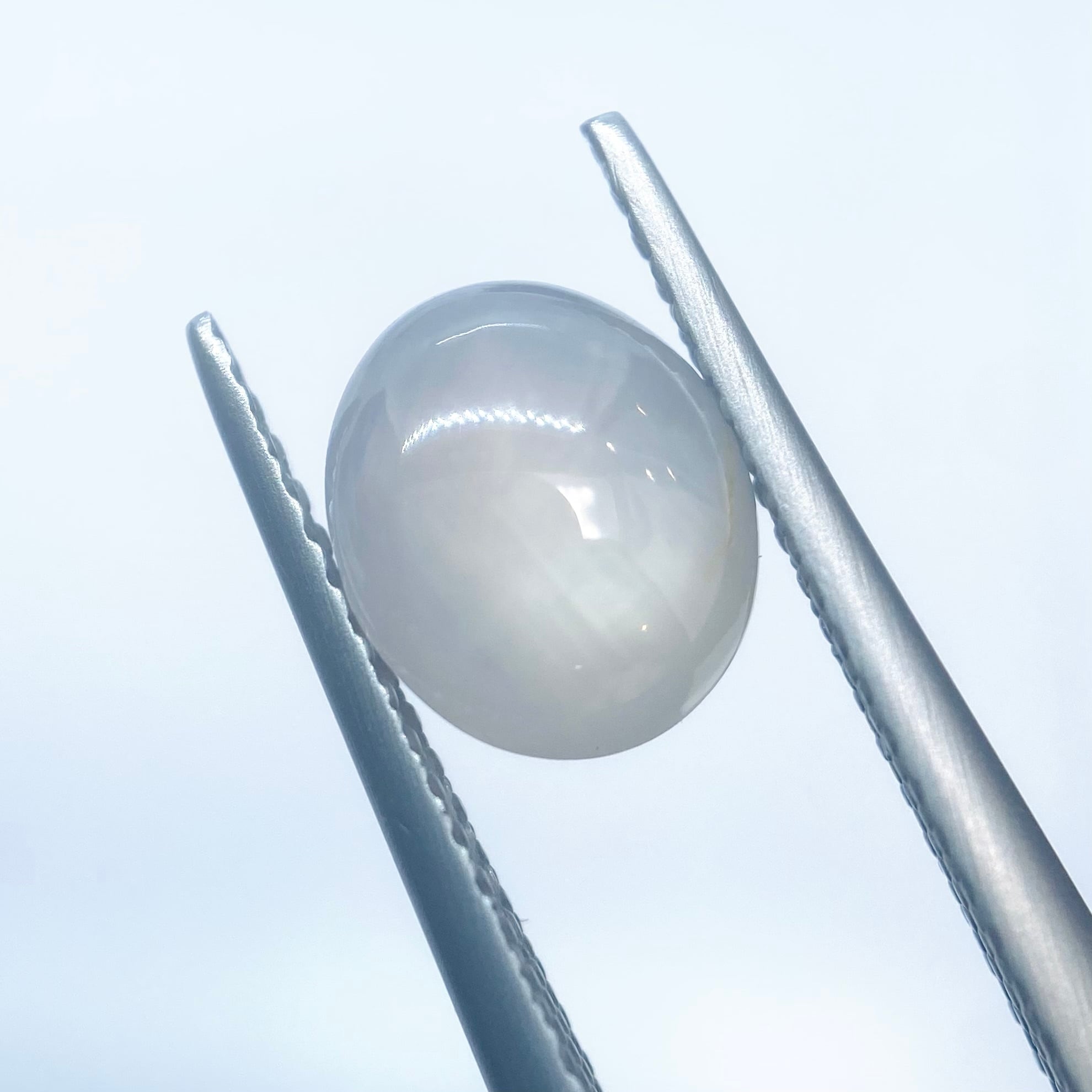 神秘的なホワイトカラーのスターサファイア