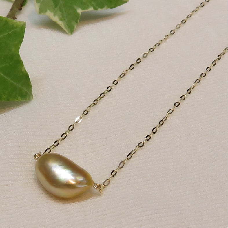 南洋白蝶真珠パールペンダントトップ ケシ 21×9mm ホワイトカラー