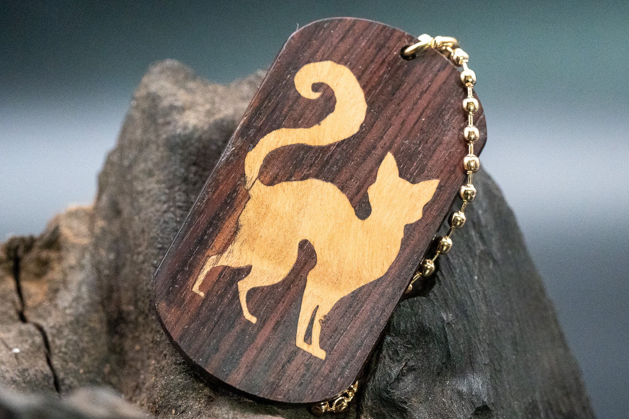 ※【王室御用達 】キングウッド ドッグタグ 象嵌 探る視線