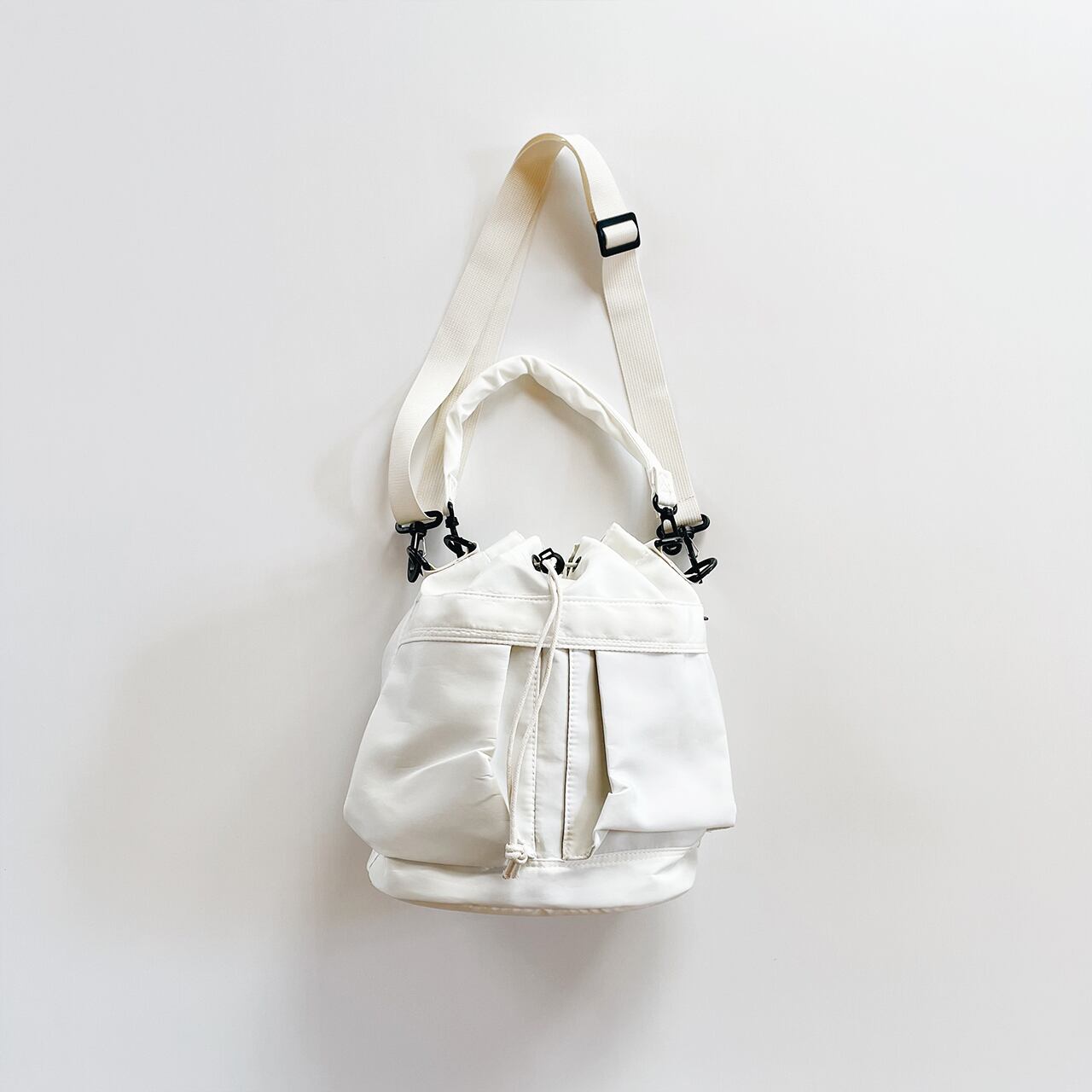 Out pocket drawstring bag (white)
