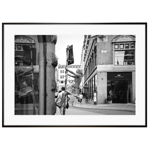 人物の写真 子供 店の前のポールで遊ぶ女の子インテリアモノクロアートポスター額装 AS2174