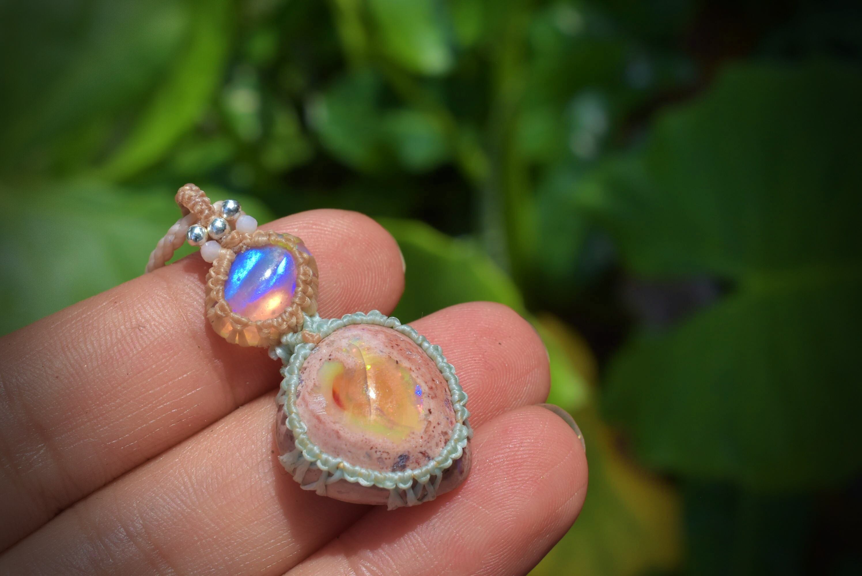 虹色オパールのマクラメネックレス 虹色のお守り☆キラキラ☆アイリス☆水晶☆マクラメ☆ネックレス