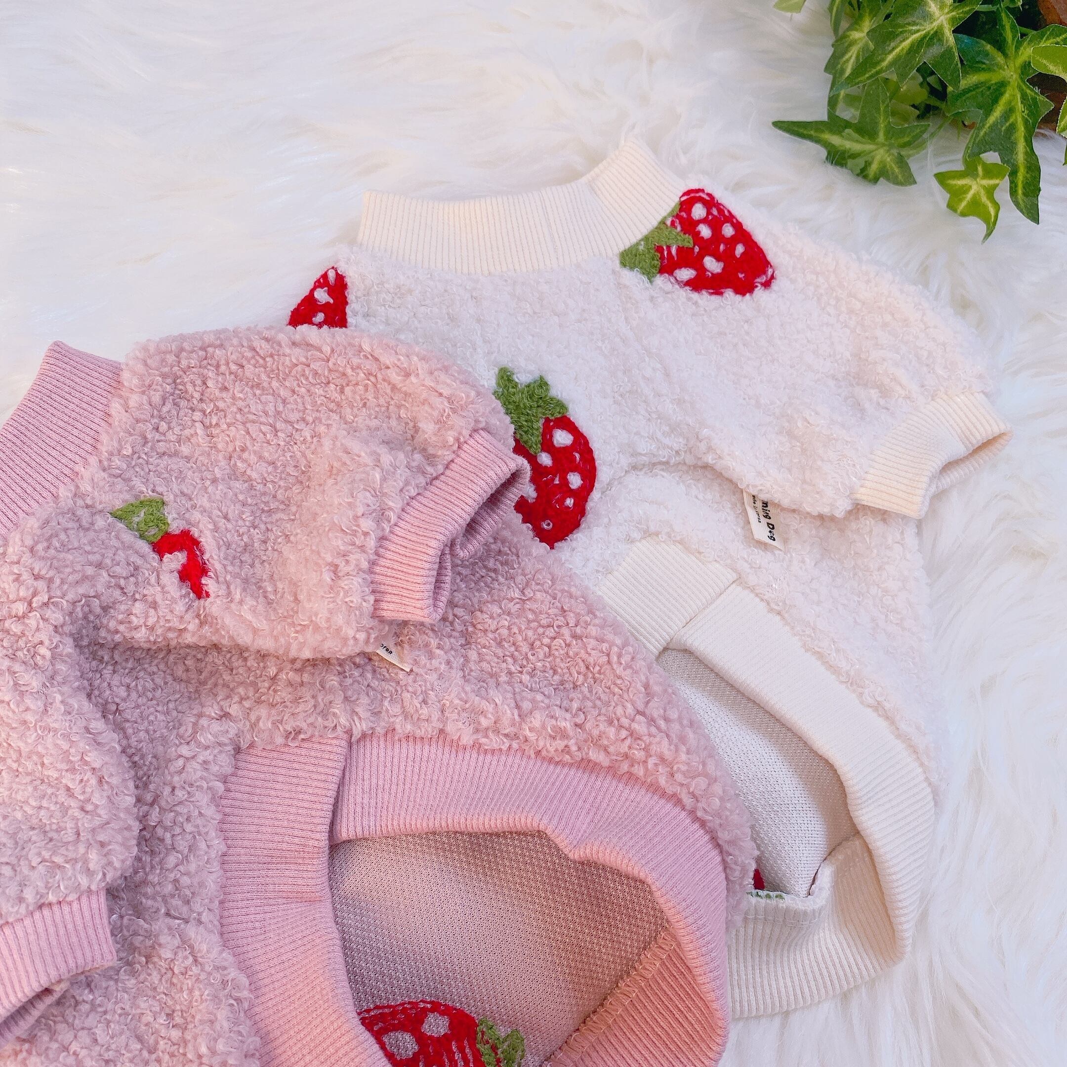 【SALE】ストロベリートレーナー S ~ XL 2color  /  犬服 秋冬 新作 ドッグウェア 小型犬 中型犬 暖かい 犬 服 お揃い 猫 b23