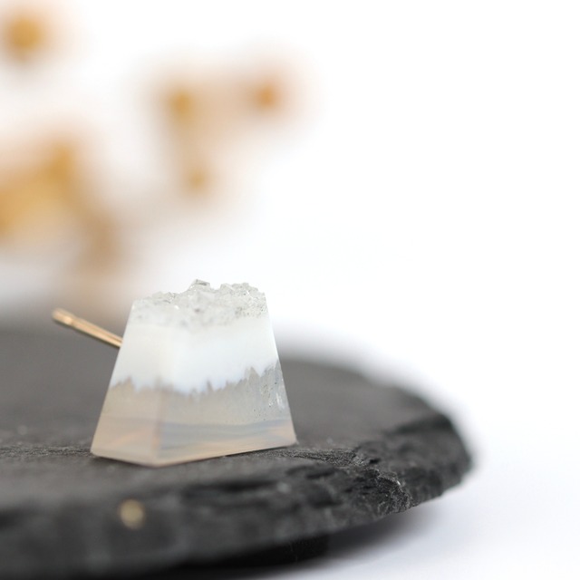 K10｜まるで小さな富士山｜アゲートの片耳スタッドピアス｜一点もの