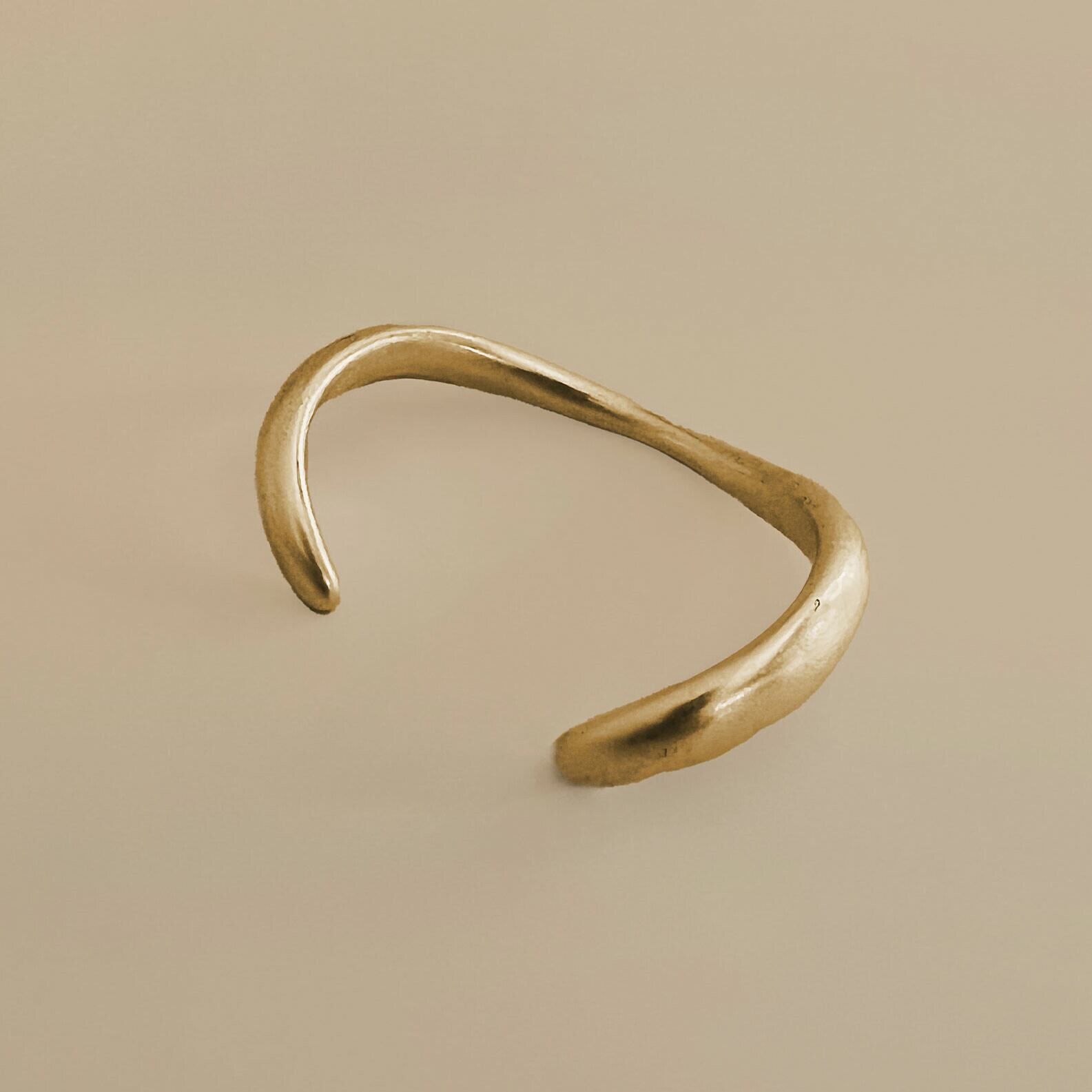 【SELECT】カーブメタルバングル　マット　艶消し　ボリューム　ニュアンス　大人カジュアル　ブレスレット　韓国製