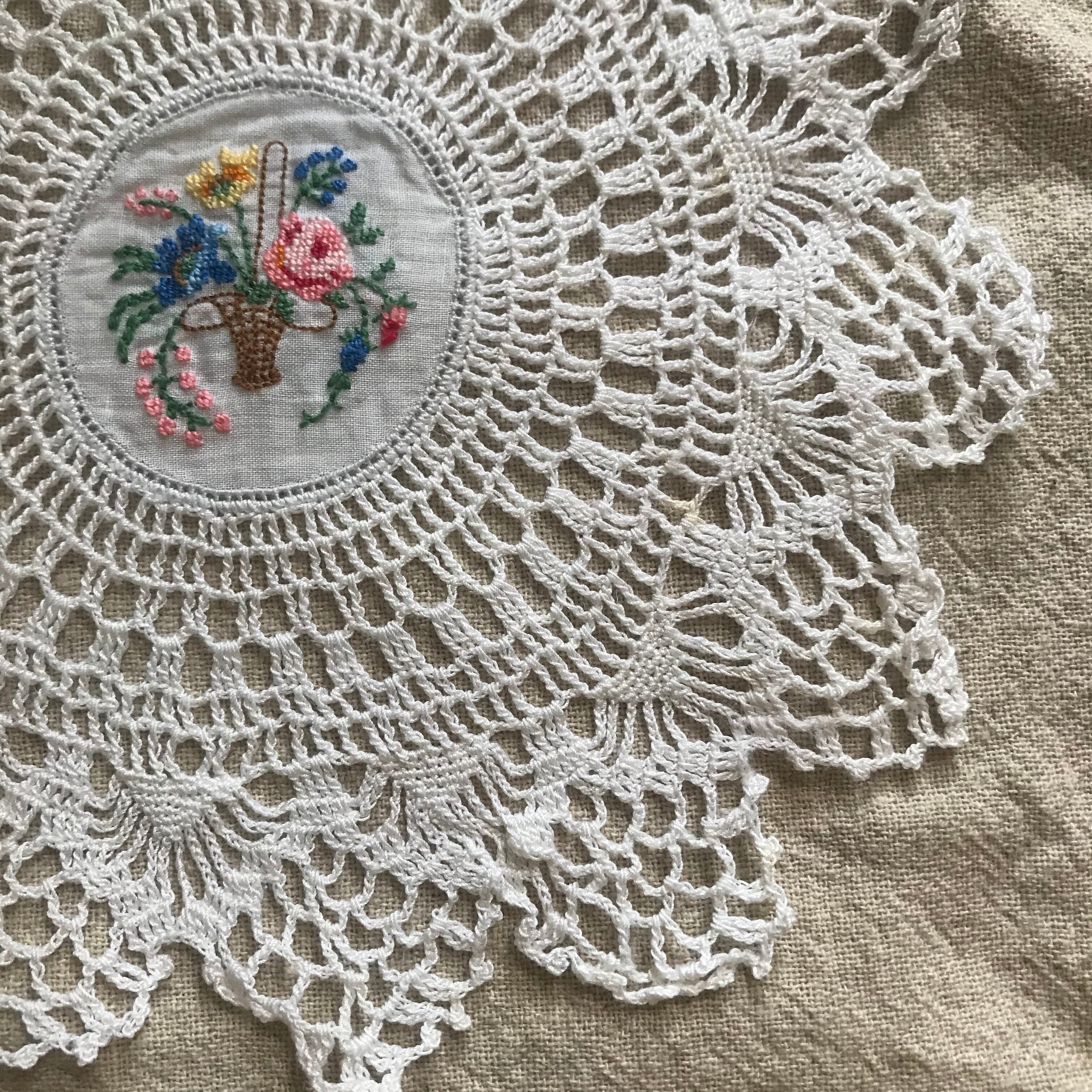 花かごが刺繍されたドイリー
