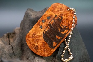 【朱色の銘木】本花梨瘤 ドッグタグ 象嵌 星明り