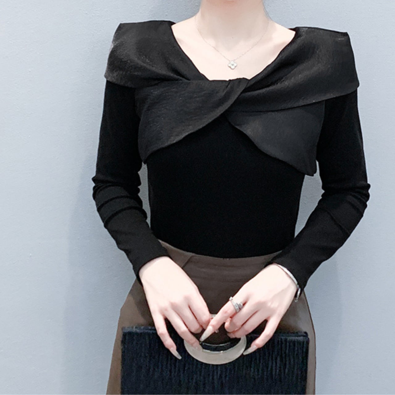 Twist-style V-neck Pullover Top L00502