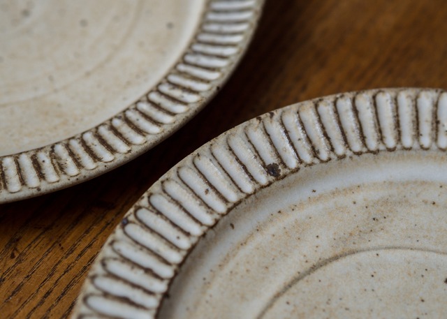 白マット釉 しのぎ 7寸プレート（中皿・メインディッシュ・デザート皿）／くるり窯