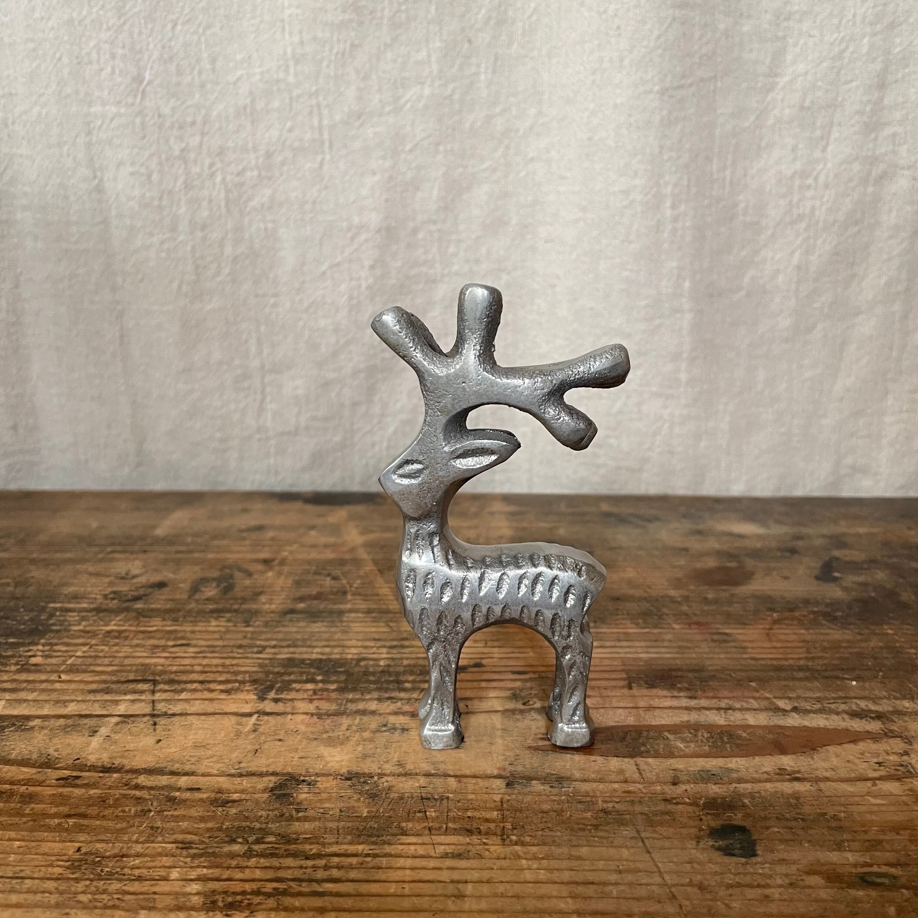 金属製のトナカイ