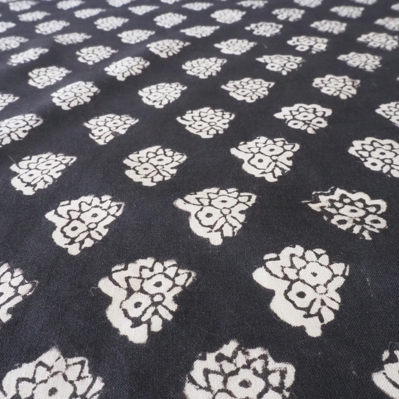 ブロックプリント生地【50cm単位】インド綿 小花柄 黒×生成り #37910-BK1