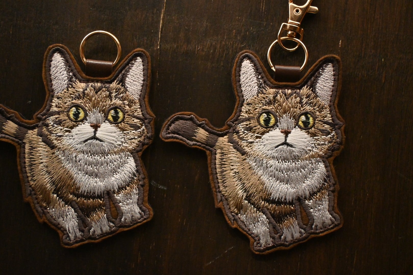 刺繍キジ白長毛ちゃんのキーホルダー【全身】 | 猫と暮らす洋裁店