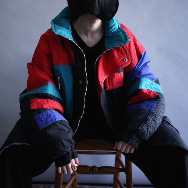 asymmetry multi coloring switching gimmick pattern over silhouette mountain jacket