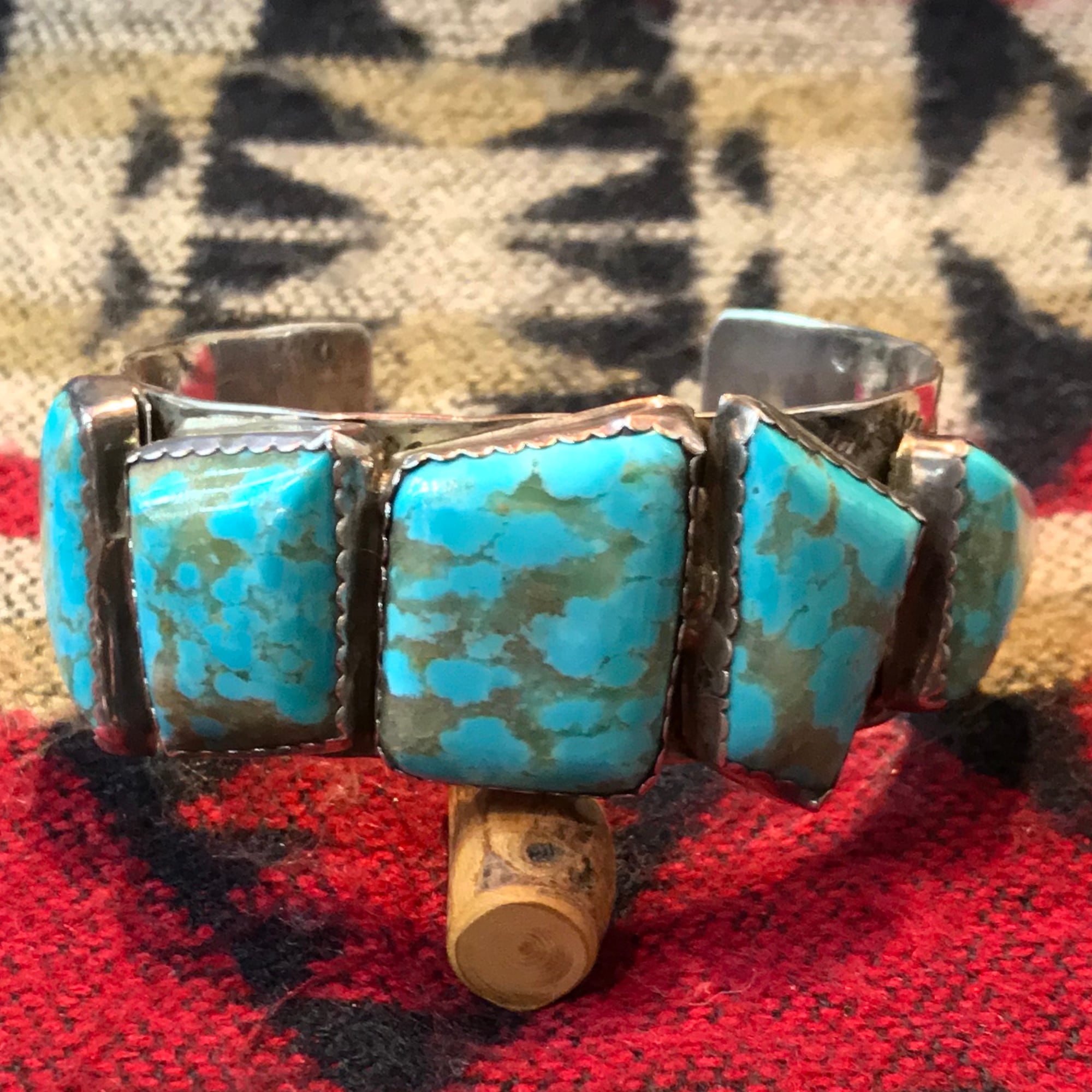 週末限定タイムセール インディアンジュエリー ナバホ族 Alvin Todacheene作 ターコイズマウンテン ターコイズ付き スタンプワーク バングル Fucoa Cl 週末限定タイムセール インディアンジュエリー ナバホ族 Alvin Todacheene作 ターコイズマウンテン ターコイズ付き スタンプワーク バングル Fucoa Cl