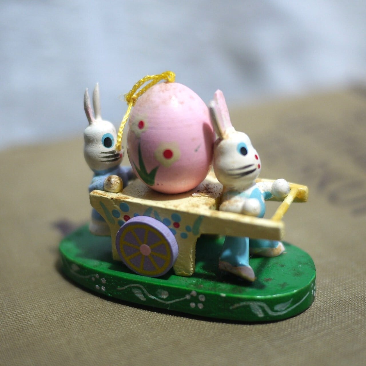 木製イースターオーナメント 卵を運ぶうさぎ エルツ ドイツ