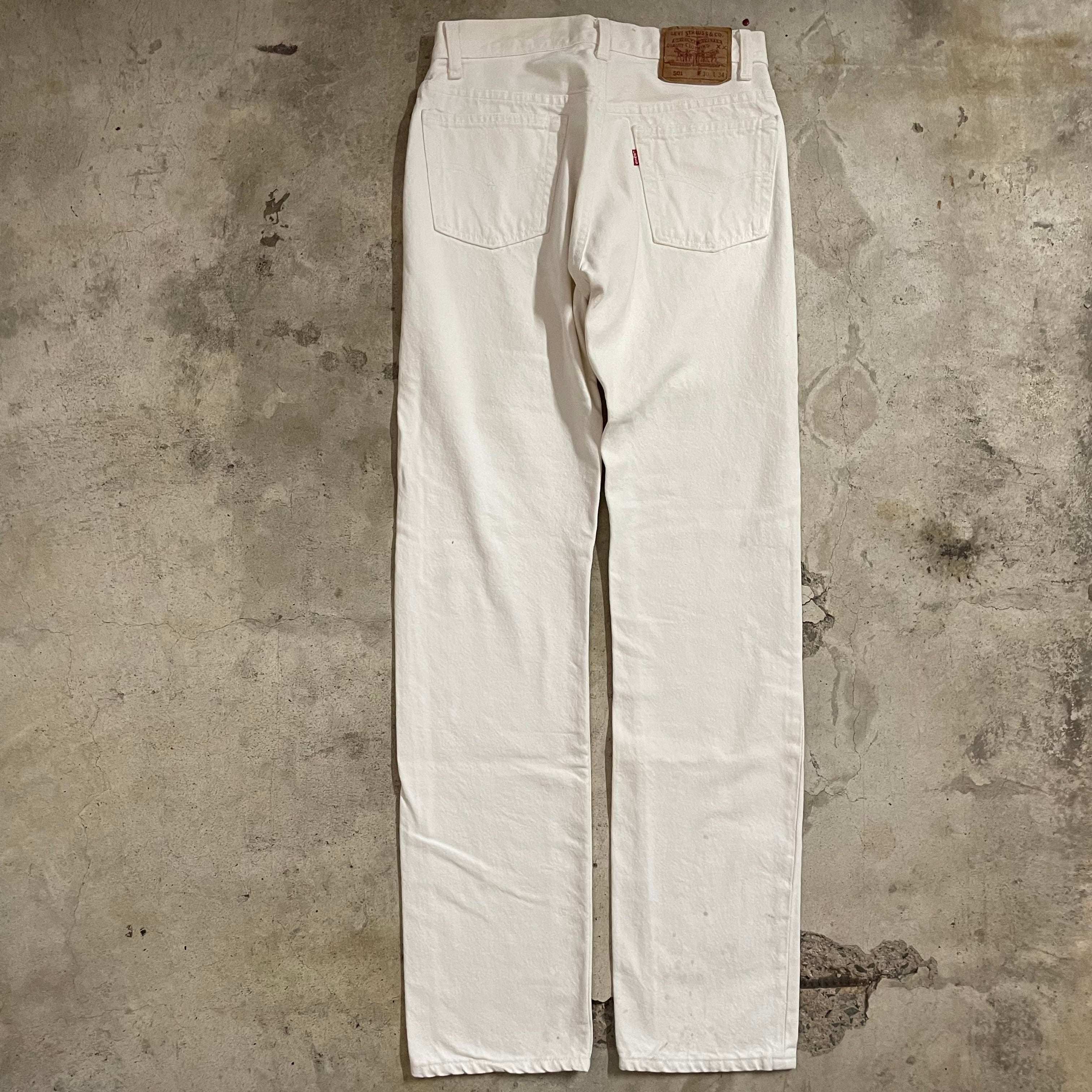 サルヴァトーレフェラガモ　白 デニムパンツ ストレート サルヴァトーレフェラガモ 白 デニムパンツ ストレート 白T×デニム