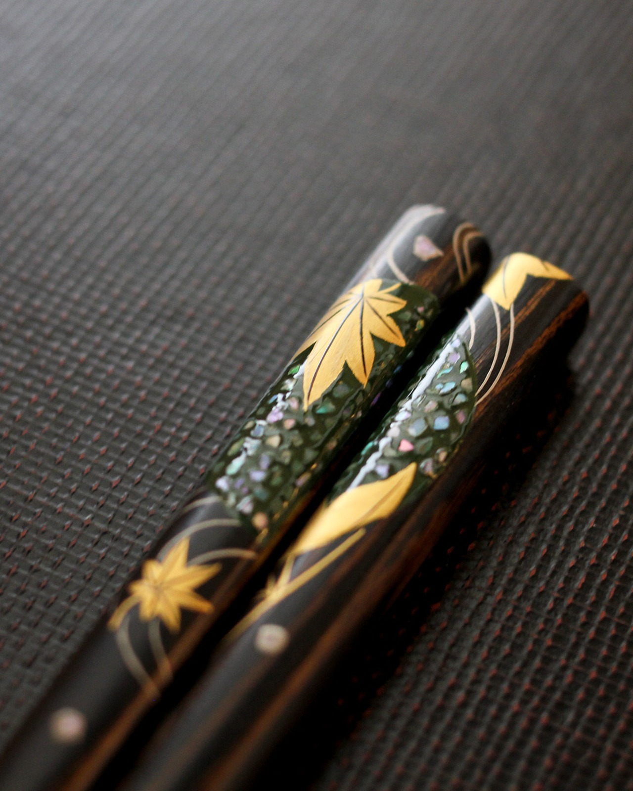 丸窓　春緑紅葉　螺鈿