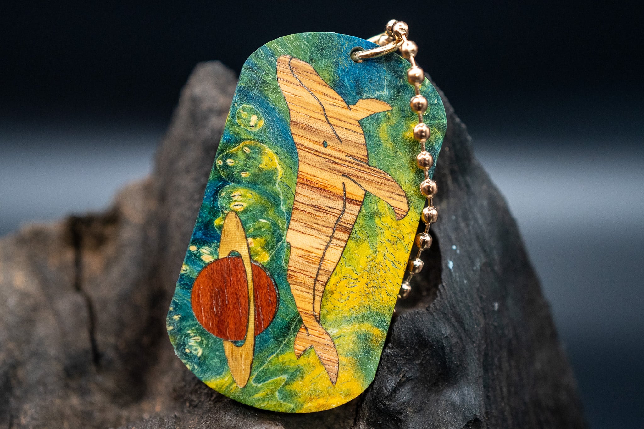 スタビライズウッド メープルバール ドッグタグ 象嵌 勇魚と惑星