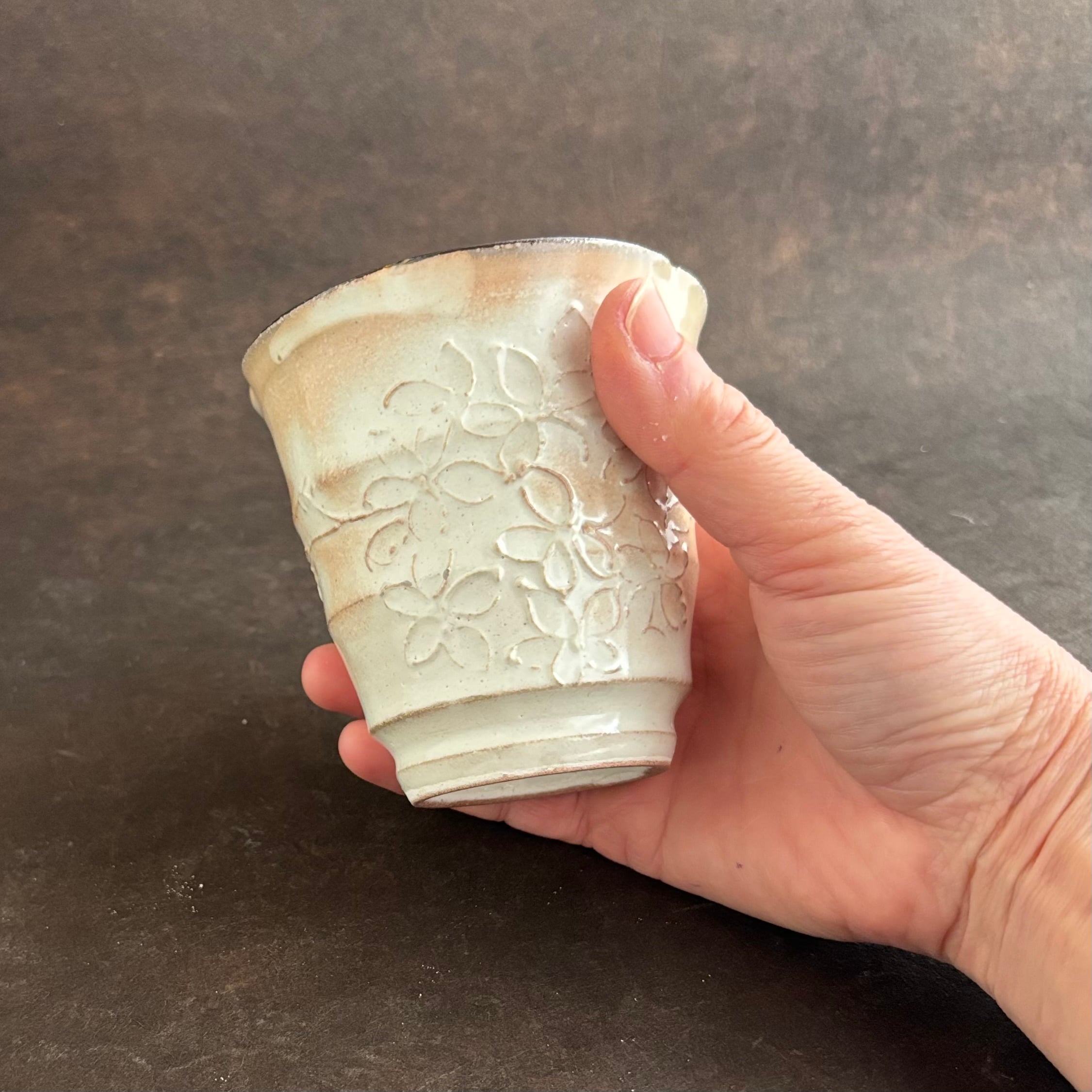 土和のルリエフ　粉引き花形湯呑み