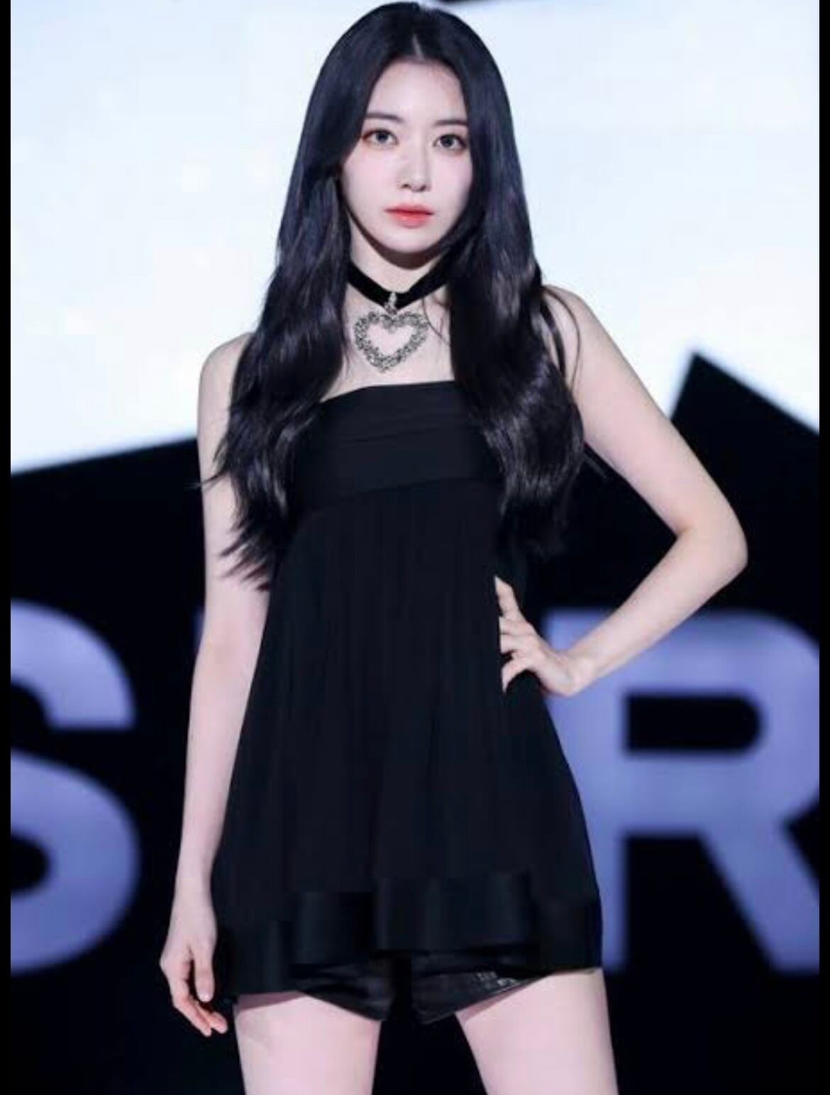 送料無料 韓国ファッション Le Sserafim 宮脇咲良舞台着用デザイン Blackpinkロゼ着用デザイン ブラックドレス Aleumtown Halu