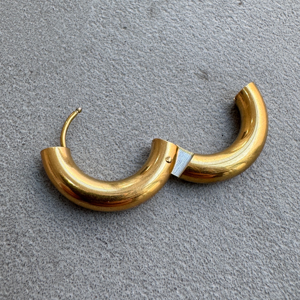 minimal volume hoop pierce/gold